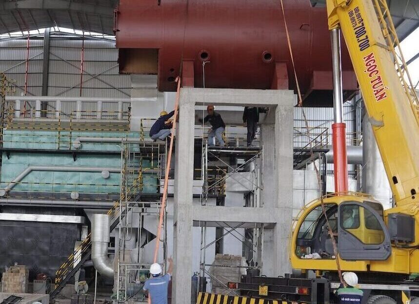 Tại sao lò hơi tầng sôi được ưa chuộng trong các ngành công nghiệp? cẩu dựng lò hơi tầng sôi